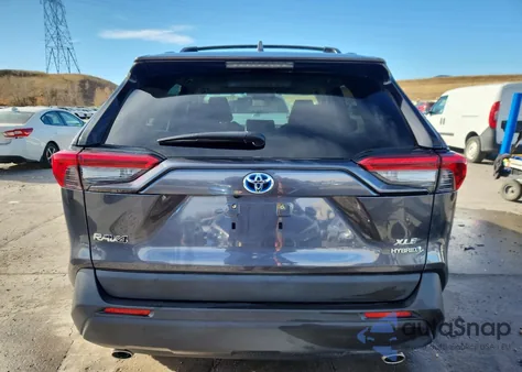 2020 Toyota Rav4 Xle z USA, uszkodzony, nr VIN JTMRWRFV1LD068480